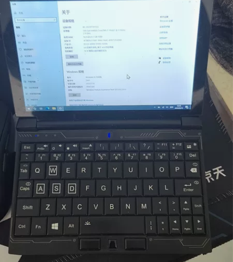带游戏手柄，最高配置。基本没用过，头脑发热...