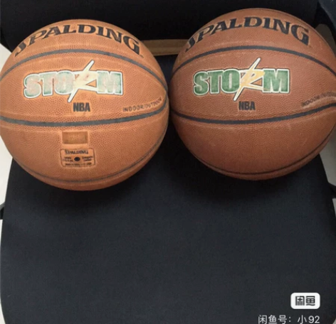 斯伯丁篮球，右边这个，买来给孩子玩的，嫌球...
