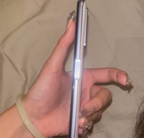 真我Q3s  6+5+128配置。不带充电...