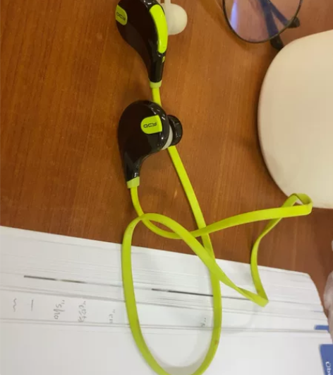 运动蓝牙耳机，仅上课佩戴过两次，Qcy耳机...