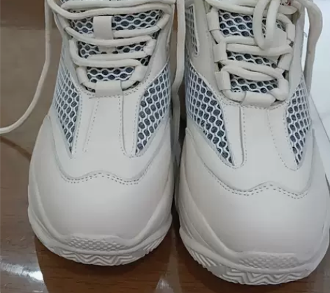 全新内增高鞋一双,39码,38码的脚去拍,...