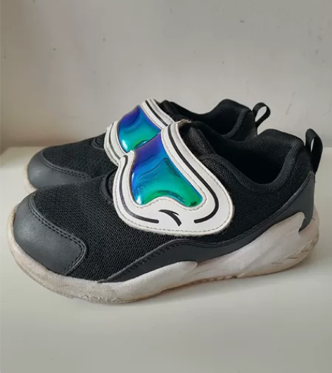 安踏儿童运动鞋。眼镜侠造型。尺码：32。C...