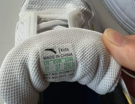 安踏男孩板鞋就穿脏洗了一次收纳起来后就小了...