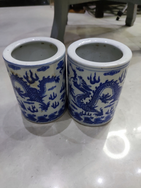 景德镇老厂货青花双龙笔筒两个，一只全品，一...