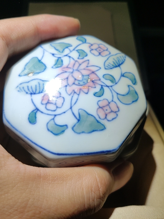 出一个创汇时期的瓷粉盒，瓷器做工还可以，喜...