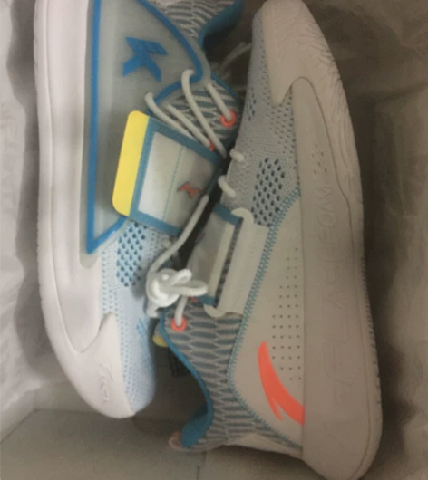 安踏鞋子，可以看看有小瑕疵。可以接受的拿下...