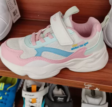 全新特步女童鞋30码内长18.5，穿着轻便...