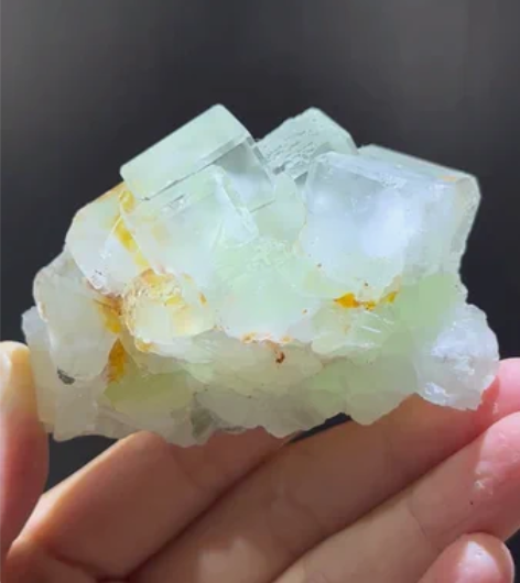 香花岭萤石，带少许瓷感 这个视频是没有滤镜...