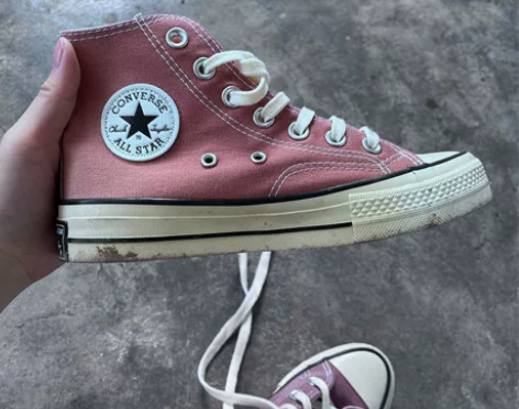 匡威。37码朋友送的。见朋友的时候穿了几次...