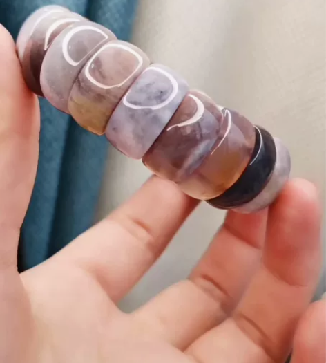 珊瑚玉紫冰月牙手牌，带黑冰粉冰，几乎无杂色...