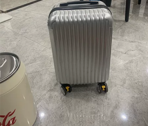 20寸拉杆箱 镜面银色 感兴趣的话点“我想...