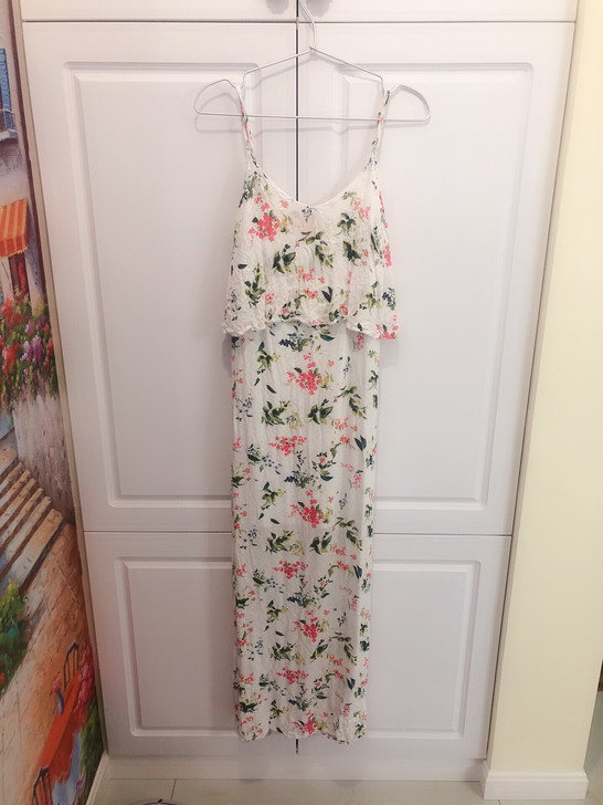 素色肩带款长裙，白色底带花朵，均码