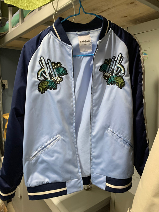 蓝色棒球外套。