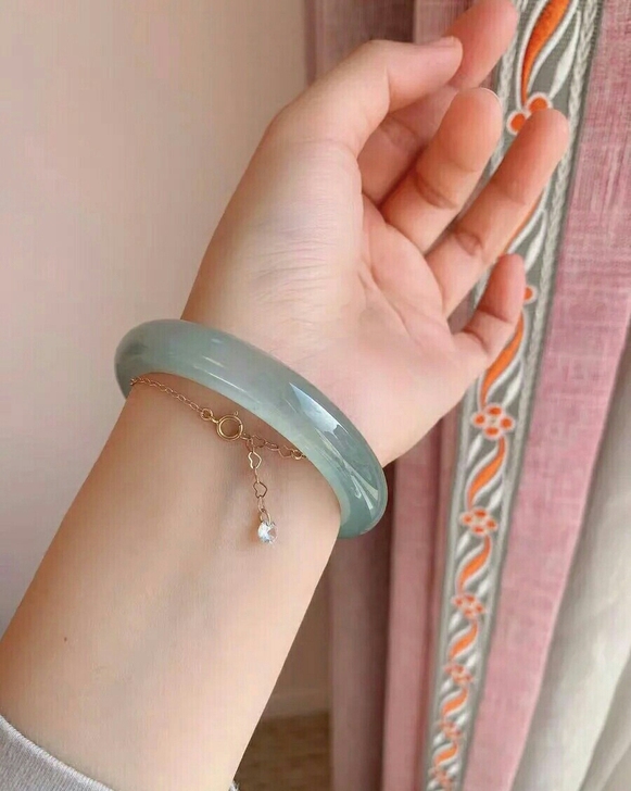 亏出天然高冰晴水翡翠手镯，她的透明度逊色于...