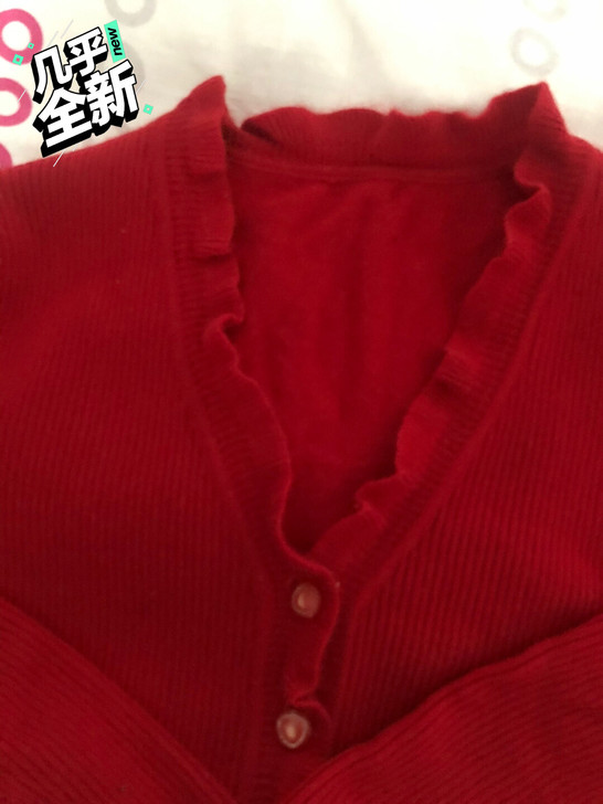 店里摇的百分百羊绒衫,很暖和柔软,几乎没穿...