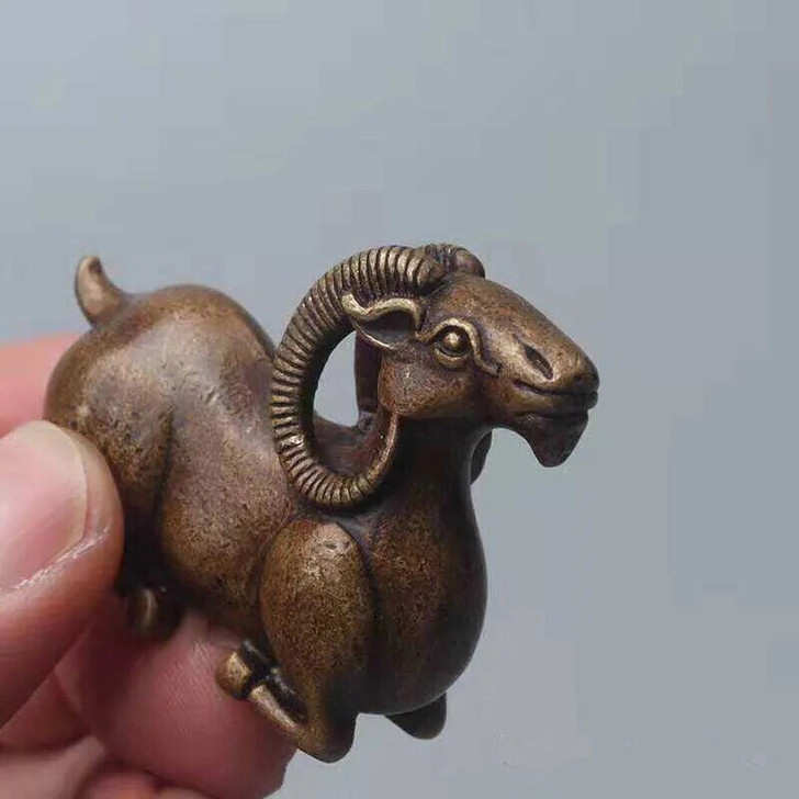 出售一个闲置的纯铜山羊造型摆件,可以做毛笔...