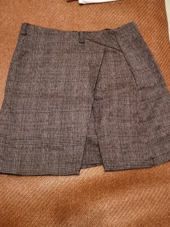 千鸟格裙裤，尺码s，基本全新，配素色短袖很...
