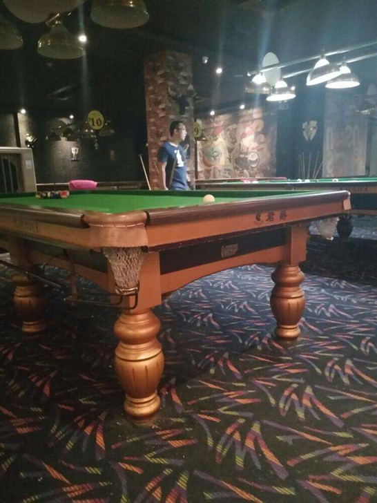 一张君爵台球桌,质量超级好,很新,球杆子都...