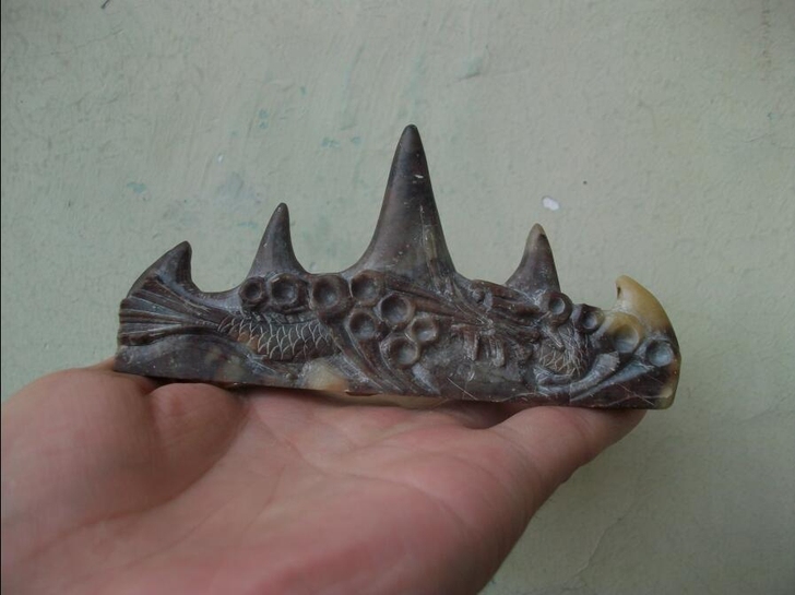 青田石龙纹笔架，品相如图有裂纹，尺寸长12...