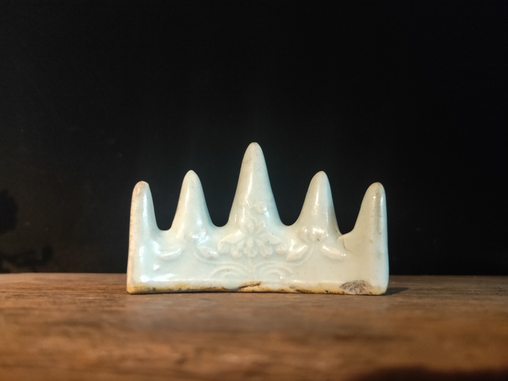 清代豆青暗花笔架山