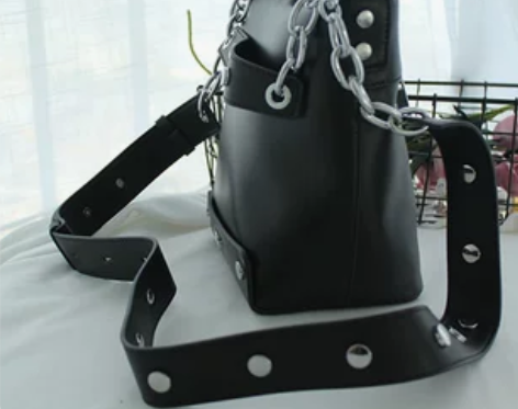 koko时尚单肩打钉方形水桶潮酷女包… 颜...