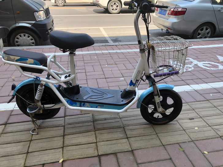 小刀电动车，成色板正，刹车灵敏，前后新轮胎...