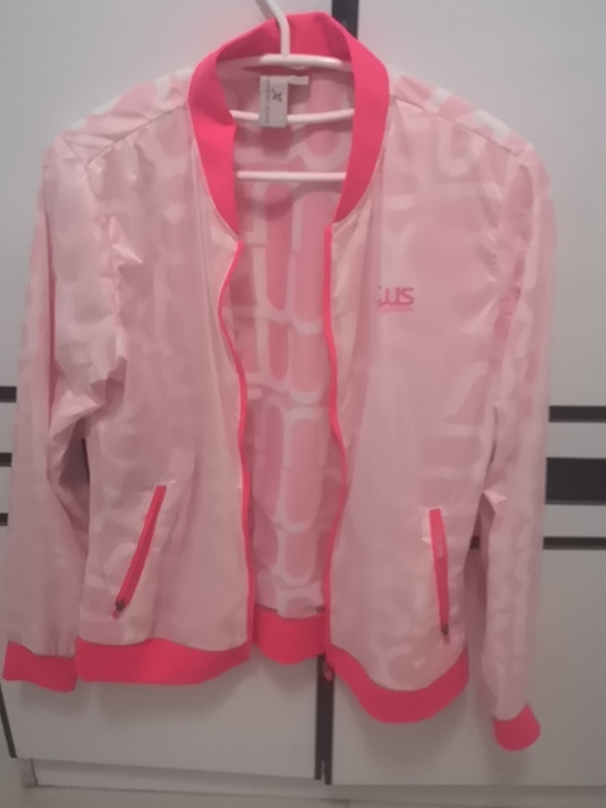 特步女士夹克上衣购于特步专卖店，粉色系，设...