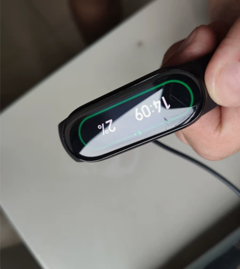 小米手环6基础版，屏幕有划痕（没有碎）。所...