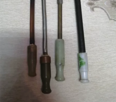 四个老烟袋三个是玉嘴，一个是老琉璃的，品相...