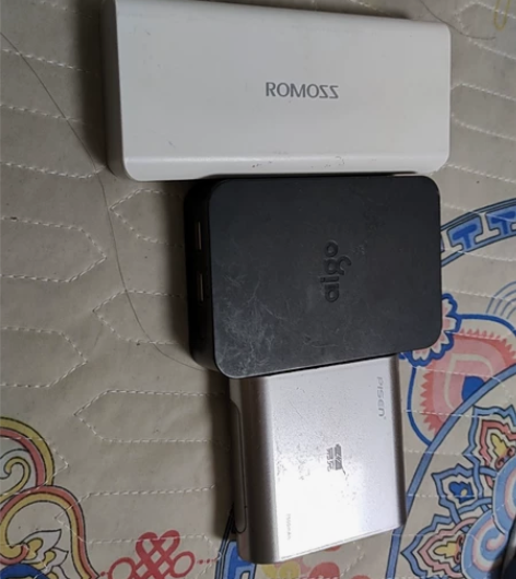 充电宝买多了，剩了几个小的留着没用，谁要可...