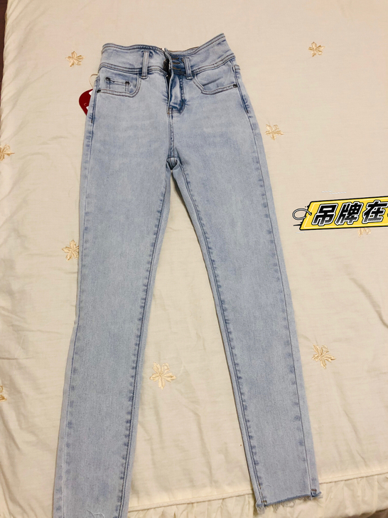 全新有吊牌牛仔裤,码数是25码的,裤子是有...