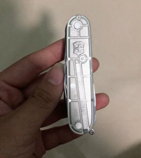 瑞士军刀城市猎人，主刀改大马士革，外壳小裂...