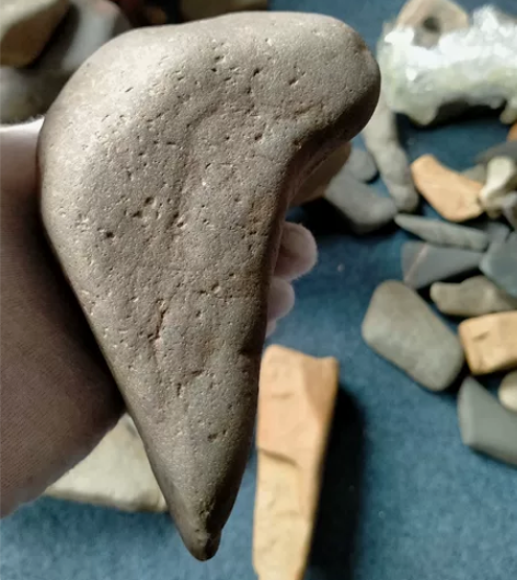 地方玉，新石器时代，手工打磨石镐，又叫石脚...