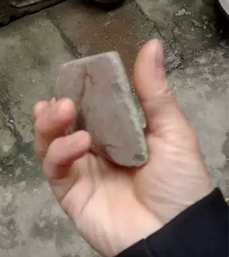 捡的石器时代石斧一个 品尺寸如图，售出不退...