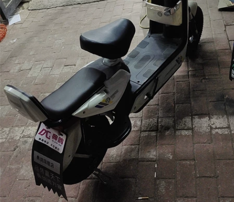 典鸽二手电动车，前后车轮刚换新的，电瓶也是...