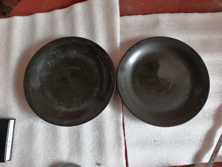 两个黑盘子,品如图,全品没毛病。可做摆件,...