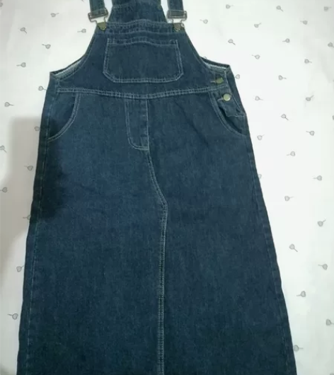 出一条牛仔背带裙，深蓝色，M码，没穿过几次...