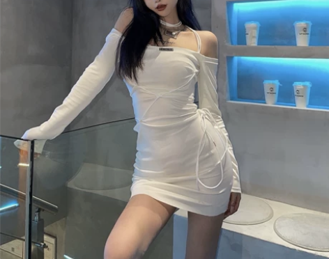 一字肩连衣裙女秋季性感修身辣妹包臀裙设计感...