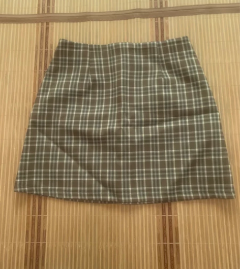 a字裙，版型很好，洗过没穿过，都带内衬，可...