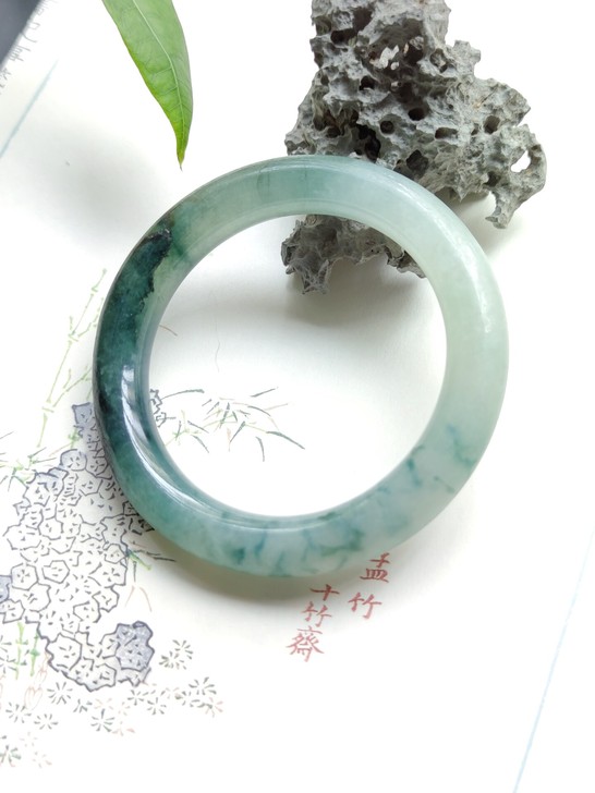 清代老翡翠飘花手镯 小圈口的福利