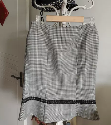 灰色细格小鱼尾裙，腰围72CM，臀围92C...