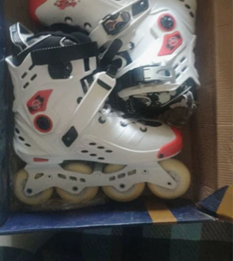 闲置旱冰鞋41码，几乎全新  带十个路障和...