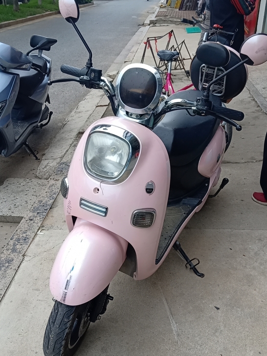 新日电动车,五只20安的全新电池,车架七成...