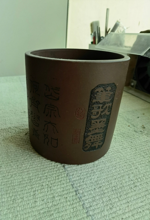 紫砂笔筒，半手工制作，手工刻绘。