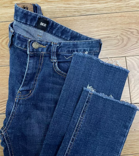 小直筒破洞牛仔裤 微微小破洞  26码以内...