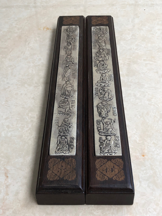 微凹黄檀镶嵌十八罗汉镇尺一对。