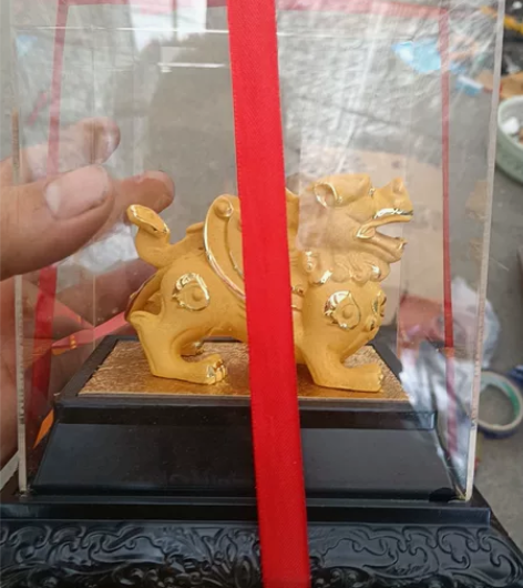 一个沙金摆件全新的  中大号吧  当废品出...