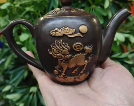 古玩铜器收藏纯铜鎏金浮雕麒麟茶壶酒壶包浆老...