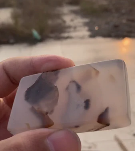 海洋玉髓：海明威老人与狗 材质：玛瑙 尺寸...
