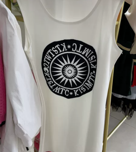 全新吊带背心长款带吊牌 感兴趣的话点“我想...